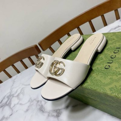 米白 Gucci 古奇 小圆头粗跟凉拖鞋，点钻双扣搭配，一贯的时尚.简约.大气.百搭 鞋面为混种羊皮，里垫为羊皮，真皮大底，原版开发五金饰扣 码数：35 40码