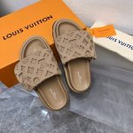 2025- L Vuitt 春夏最新款凉拖 Pool Pillow Comfort 必入系列！2025火爆发售、高级慵懒风 百看不厌款、时尚度拉满！细节用心感受