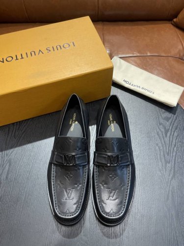 l家 Size:39-44 38.45定做 原单Lv官网男士休闲皮鞋，顶级原单复刻，采用进口开边珠小牛皮／经典老花，极强质感，小牛皮透气内里，原版大底，防滑耐磨