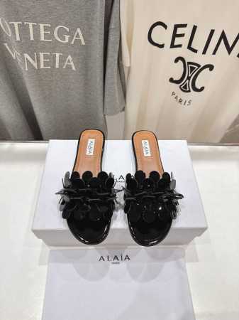 高版本出厂 独家新品 Alaia 阿莱亚25Ss 走秀款手工穿花平底拖鞋 最近超火的一款平底拖鞋 章小蕙同款 甜酷芭蕾风 人气超高的一款平底拖鞋，浪漫又迷人 舒 - 点击图像关闭