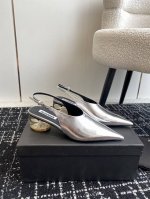 代购级 JIL sander 小众潮牌 24春夏超现代主义水晶透明跟尖头系列单鞋后空凉鞋！这款现代风格凉鞋醒目吸睛，微风轻轻吹过，脚下的每一步都应该轻盈而自在。
