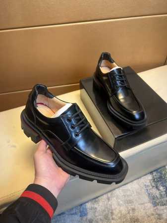 Cl购入原版精准复刻，1:1打造顶级精品，踝靴选用进口牛皮打造，极致质感，为坚固且轻盈的微型外底融入醒目胎面，与长鞋带共同展现军靴的灵感启发。橡胶 L*字母标注 - 点击图像关闭