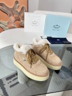 最新系列！Prada 普拉达2024秋冬季新款毛拖鞋 三角扣面包包头半拖鞋 最新走秀系列 经典升级 舒适度与时髦度并存 每个颜色搭配都好看，设计搭配不同风格需求