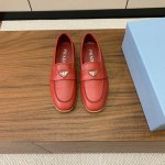 Prad* 真皮底乐福鞋。正面涂珐琅金属三角形徽标装饰引人注目。鞋面羊京，牛皮。牛皮内里。真皮大底。 码数：34-41 34、40、41定制不退换