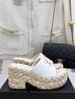 厂价 Chane* ｜小香25C春夏新品 麻绳菱格厚底拖鞋 经典菱格搭配麻绳元素 彰显高级 这季凉鞋特色在于鞋底五金 太美了 厚底在拉长腿方面真的Yyds！ 上