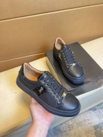 百万富翁 顶级代购男士休闲鞋专柜同步发售。鞋底：原厂特供原版底，独家活动成型底超级舒适，原厂跟单货搭配制作，牛里细节决定品质、我们只为用心做好鞋，可随意进出专柜