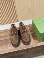 莞产 #古驰秋冬新款 板鞋 NEw 这款高帮鞋采用独特廓形设计，巧妙融入镂品牌风格 尽显别样匠心。匠心融蕴互扣式双C造型配件和GucC字样等品牌标识细节，低调致