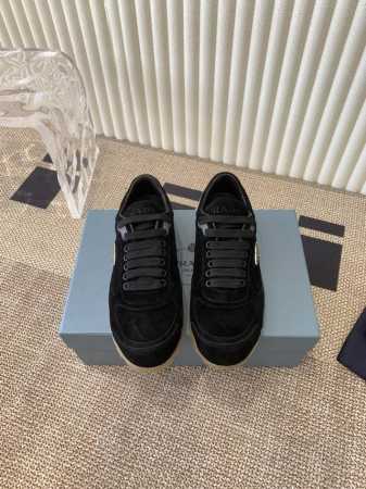 Prada 普拉达24秋冬款复古风麂皮运动休闲鞋 好穿又时髦 休闲百搭一上线就火出天际的节奏 众多明星网红都有种草 .怎然” 码数：35-40 - 点击图像关闭