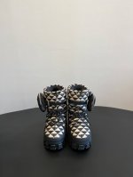 Prad* 普拉达女士徽标尼龙华达呢雪地派对金属标齿轮厚底收缩系带羽绒雪地靴女 有轻奢的内蕴品质，颜色明柔和大气，自带温暖的腔调，材穿着舒服，爱不释手 高颜值高