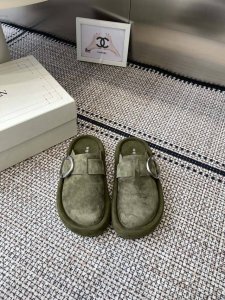 代购级 Alexander Mcqueen 25 春夏新款复古大头包头拖 勃肯拖 第一眼看到这个鞋子感觉不起眼，没有过多的装饰很简单 但带有点复古味呆萌可爱随意