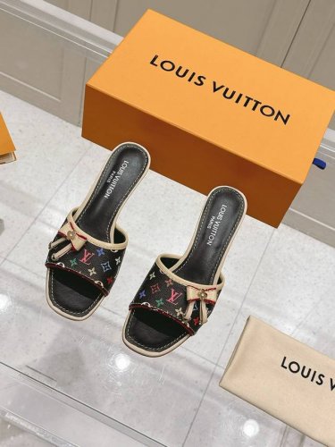 女款 Lv X Tm 路易威登X村上隆联名6Am 系列 白三彩 平底 凉拖鞋 原版购入开发 做货 本款 6Am 凉拖出自路易威登 X 村上隆再版系列，为全幅 M