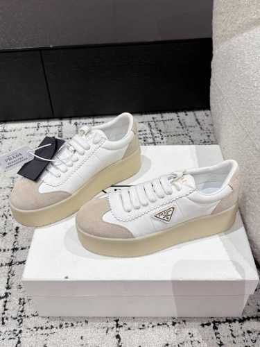 Prada 普拉达 25 最新Downtown Bold系列 厚底 三角标 休闲 小白鞋运动风设计搭配精致细节。采用穿孔皮革打造，个性的厚底呈现别具一格的现代风