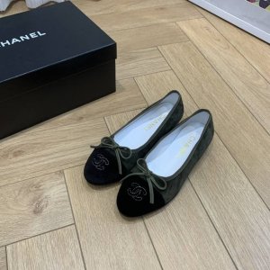 chan*L经典Slingback小香芭蕾舞鞋 就像Coco香奈儿女士说的：流行稍纵即逝，但风格永存！这双芭蕾舞鞋就是香家经典中的经典！双色搭配，简约精致，专柜