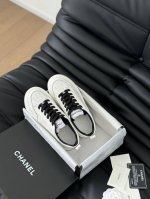 厚底版本Chanel 24新款熊猫拼色休闲鞋 这款百搭的板鞋 看似平平无奇 上脚后属实好搭 酷毙了 后跟拼起来是立体的Logo 细节满满 这款休闲鞋很轻便 上脚