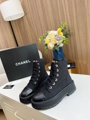 出厂价pp： 女装女鞋 运动原单 秋冬新款Chanel 香奈儿 踝靴原版开模 绑带设计穿脱超级方便，鞋头Logo电绣 鞋舌也是金属品牌Logo 面料：特殊材料