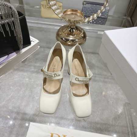 出厂 25Ss早春新款Dior迪奥D-My 五金字母方头高跟鞋 这款My Dior 高跟鞋是二零二五春夏成衣系列新品 彰显精致的优雅气质 采用牛皮革精心制作 点 - 点击图像关闭