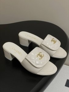 25Fw春夏新款Chanel小香经典翻盖书包扣一字拖鞋 穿不腻的百搭凉拖 超经典的一款 休闲中带着精致 气质拿捏稳妥 今年春夏绝美加分宝藏！ 鞋面：羊皮 牛仔布