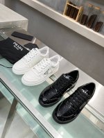 情侣款PRADA普拉达新款高板本小白鞋，引爆全场！是新款经典单品。采用原版进口牛皮，款式轻盈，搭配“prada”标志，四季皆宜。 面料：原版牛皮 大底：原版TP