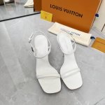 工厂价 LOUIS VUITTON 路易威登 新款一字带凉鞋鞋面：漆皮内里：羊皮 鞋底：意大利真皮大底 跟高：9.5cm码数：35-42