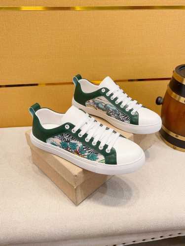 可上淘宝 独家经营管时尚潮男一路领先更新 Guccl古奇 香港专柜新品出炉，大牌风范，欧美大师强力打造独特款式，上脚舒适，大底超柔软，超耐磨。纯色大气，给人视觉
