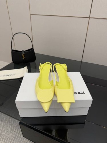 jacquemus 25 Aw 单品时尚藏在细节里搭配裙子真的Yyds超时髦一款单鞋 小猫跟也可以很气质 Jacquemus25的设计灵感来源于雕塑，最能体现的