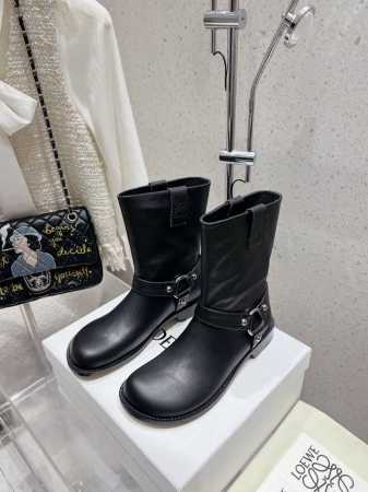 出厂 LOEWE 罗意威 秋冬新款 圆头牛皮平底时装靴短靴 简约大气时髦 耐看不过时 是时尚圈永不退潮的经典所在 复古的英伦风格 让你穿出不一样的气质.对版原版 - 点击图像关闭