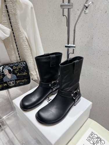 出厂 LOEWE 罗意威 秋冬新款 圆头牛皮平底时装靴短靴 简约大气时髦 耐看不过时 是时尚圈永不退潮的经典所在 复古的英伦风格 让你穿出不一样的气质.对版原版