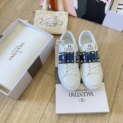 出厂 Valentino 华伦天奴顶级专柜 官网同步 独家首发 Valentino华伦天奴 情侣限定 专柜新配色 小红书热搜新款 同款明星穿搭 原版开模 代购版