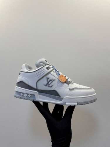 LV Trainer Sneaker 一如继往的给足安全感，实物比图片更好看更精致！梦中情鞋击败～99% 多巴胺百搭，糖果色系真的好甜 元气度满满的 奢华品质，