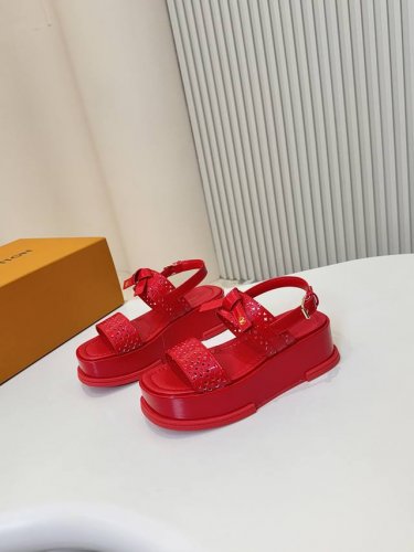 Lv神仙凉鞋 宝子们 福音来啦 这双Maya Flatform凉鞋也太显腿长了吧 **5Cm厚底设计** 秒变大长腿 经典镂空Lv老花 搭配金属Circle标识