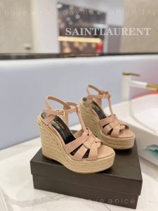 圣罗兰 高品质制造，最新异性跟超显眼 超美春夏款女士时尚款，性感 优雅 的气息更显出外在性感。 材料：鞋面进口牛漆皮～内里贴合垫脚山羊皮 大底：防滑耐磨橡胶大底