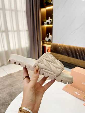 出厂 P260 Miu Ss23 New Arrival～ Miu家夏成型底拖鞋顶级精品 皱皱的皮革处理工艺是Miu家的经典手法 凸显了小羊皮的天然质感~ 让视 - 点击图像关闭