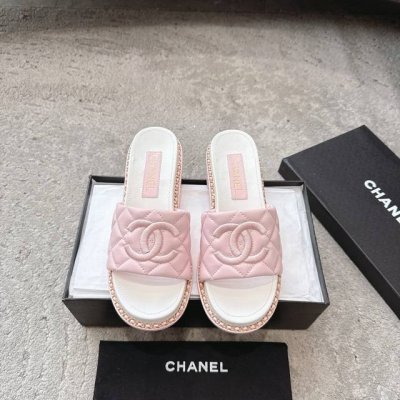 chanel香奈儿 2025春款 专柜顶级粗跟菱格链条双C电绣凉鞋拖鞋凉拖 这款经典设计；不平凡的双C拥入了多种配色元素 多元化混搭非常好看百搭，上脚非常轻巧