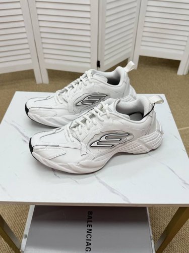 情侣款 Balenciaga Runer 巴黎世家 12代 新款破坏风 手工做旧款复古老爹鞋 全新版本出货 核心配合工厂P优势供应 市场最优品质 鞋型细节做旧等