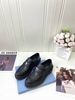 冲量价: prada* Wa 秋冬新款厚底乐福鞋 这款皮革乐福鞋采用厚实鞋底 匠制细节与当代元素增添活力 以全新时尚语言诠释经典 涂珐琅三角形金属徽标 高度55