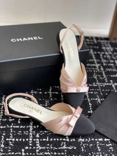 代购级 Chanel 小香 25ss早春新品 缎面蝴蝶结凉鞋系列法式风情 真是美到心尖尖上啦！ 优雅又浪漫的仙女应该就是这样吧极简的配色加上绸缎蝴蝶结深入人心