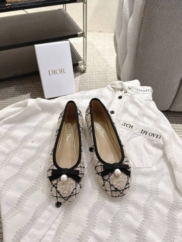 dior 25早春新品芭蕾舞鞋 新品Dior珍珠菱格纹芭蕾舞 好乖啊 芭蕾鞋经典的迪奥藤格纹元素 罗纹蝴蝶结上加了Cd细节的珍珠设计精致 小女人必备款舒适感真的