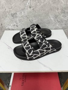 实价 Valentino-华伦天奴 夏季拖鞋，鞋垫采用高弹乳胶铺垫，好看耐穿、潮流指数一直都是、绅士款、超级舒适好穿 配原版包装码数：38-45 45定做不退换