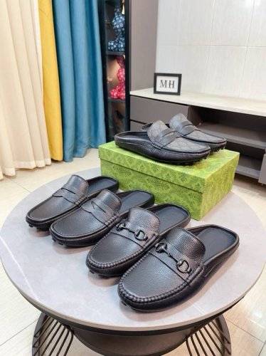 出厂价P 商品商标：Gucc* 古奇* 半拖正码码数: 38-44 可订做45 商品材料：鞋面进口牛皮拼接原版布料，牛皮内里，原版大底。
