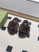 顶级品质 GUCCIss2024秋冬｜平底羊毛拖鞋新品 超舒适的 双带毛拖 简约随性 时髦有范， 慵懒又不乏高级感，最舒适的拖鞋没有之一 随意上脚都好看有型，绝
