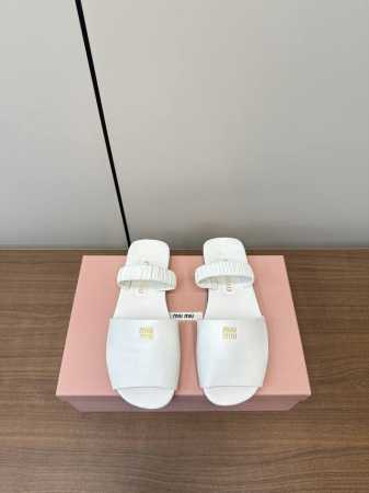 顶级品质 Miumiu｜谬谬2025春夏新款凉拖鞋 可甜可盐的喵喵女孩 简约设计的鞋面给这款凉拖增添不少少女心。 原版 1：1开发，各大明星 网红的热爱款 ，亲 - 点击图像关闭