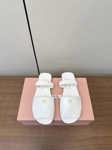 顶级品质 Miumiu｜谬谬2025春夏新款凉拖鞋 可甜可盐的喵喵女孩 简约设计的鞋面给这款凉拖增添不少少女心。 原版 1：1开发，各大明星 网红的热爱款 ，亲