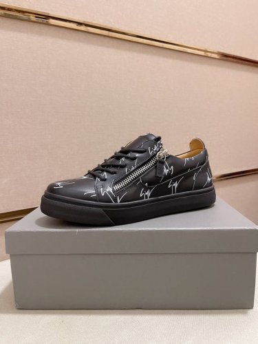 工厂价 Giuseppe Zanotti 朱塞佩 萨诺第，出身于著名的奢侈品王国意大利，品牌创始人是位不折不扣的潮人，牛皮涂鸦工艺鞋面，舒适牛皮内里。其设计的鞋