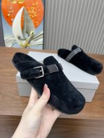BrunelloCucinelli 。B C增高鞋上新款了。面料：进口牛绒。内里牛皮，纯铜珠链，上脚美观大方，百分百原版开发。原版包装，码数35 －42。35