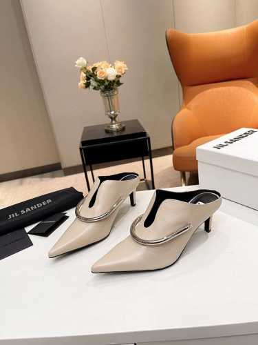 品 牌：Jil sander JIL Sander曾说过：“拿走的东西越多，留下的就越纯粹。”极简风是一种返璞归真，代表着简单与克制，而作为极简风的鼻祖，极简