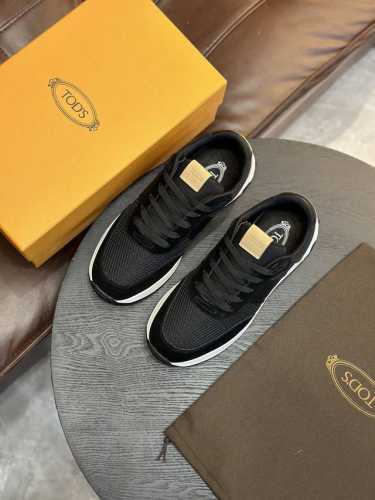 Tod's P: Size,.39-44 38.45订做 TOD'S托德斯运动鞋 本款运动鞋由进口小牛皮、反绒牛皮制成，鞋舌点缀Tod's字母压花，原版大底，轻