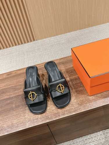 爱马仕新扣平底 粗跟拖鞋 好穿百搭，夏日必备高端工具鞋 新爱马仕扣子新颖又好看 鞋面小牛皮 内里垫脚小牛皮 意大利进口牛皮底 平底 粗跟5.5Cm Size：3