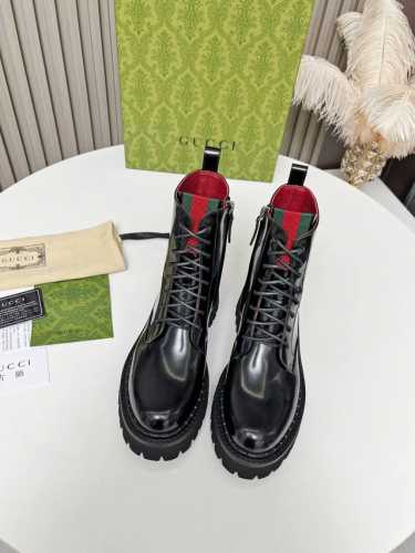 出厂价pp： 女装女鞋 运动原单 2025最新版古琦Gucci百搭绑带马丁靴，方便穿脱‘品牌织带拼色搭配 跟高：5Cm 面料：牛皮 开边珠 内里 垫脚：红色牛里