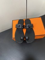 Hermes 爱马仕经典Kelly扣凉拖鞋 极约复古的设计 浓厚的异域风情，时髦感十足、随便上脚都很有腔调 简简单单的款式随便搭配一下高级感就很棒 百搭的颜色流