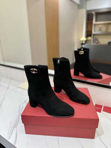 VALENTINO GARAVANI VLOGO小牛皮踝靴 -金色VLOGO SIGNATURE细节 特别有质感的五金衬托出满满的高级感 优雅风格，创造不一样